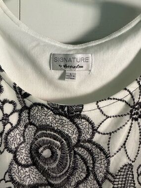 Signature by Robbie Bee Black & White Floral Knit Top